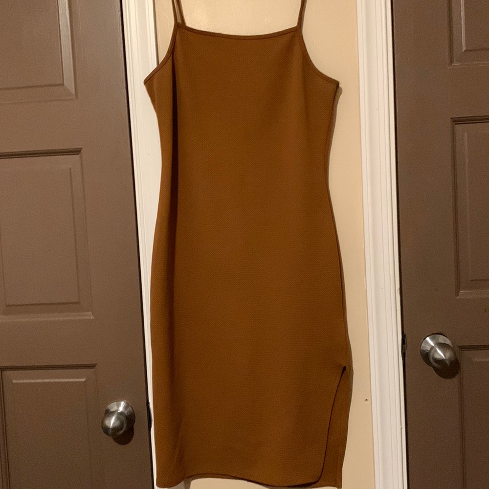 A brown dress with a slight slit on the end from Heart&Hips!!! Size L💕